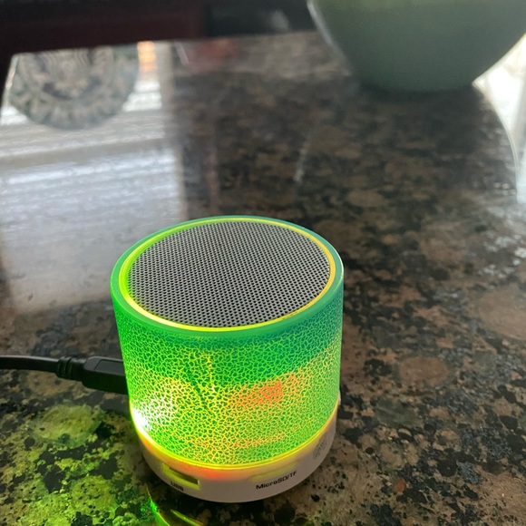 Portable/wireless/light up Bluetooth speaker/ hassle free - Picture 3 of 5